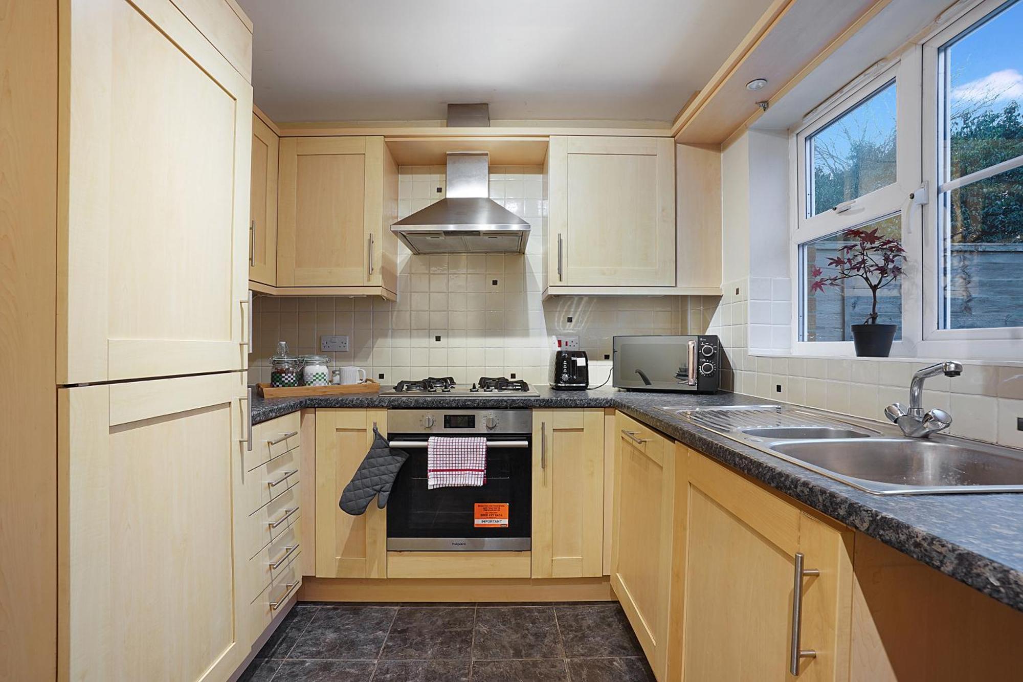 Comfortable Stylish Townhouse In Ashford Sleeps 5 Netflix 2 Parking Spaces Perfect For Contractors And Families Eksteriør billede