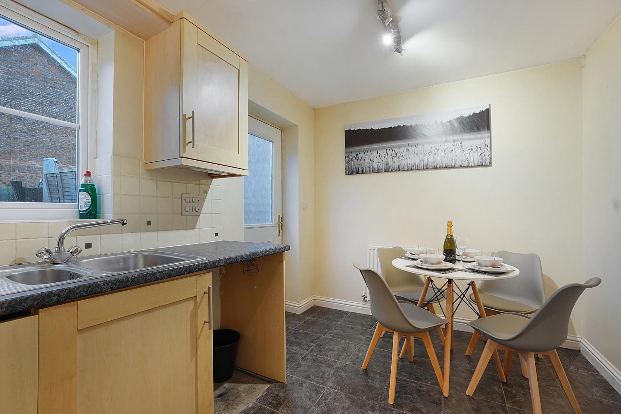 Comfortable Stylish Townhouse In Ashford Sleeps 5 Netflix 2 Parking Spaces Perfect For Contractors And Families Eksteriør billede