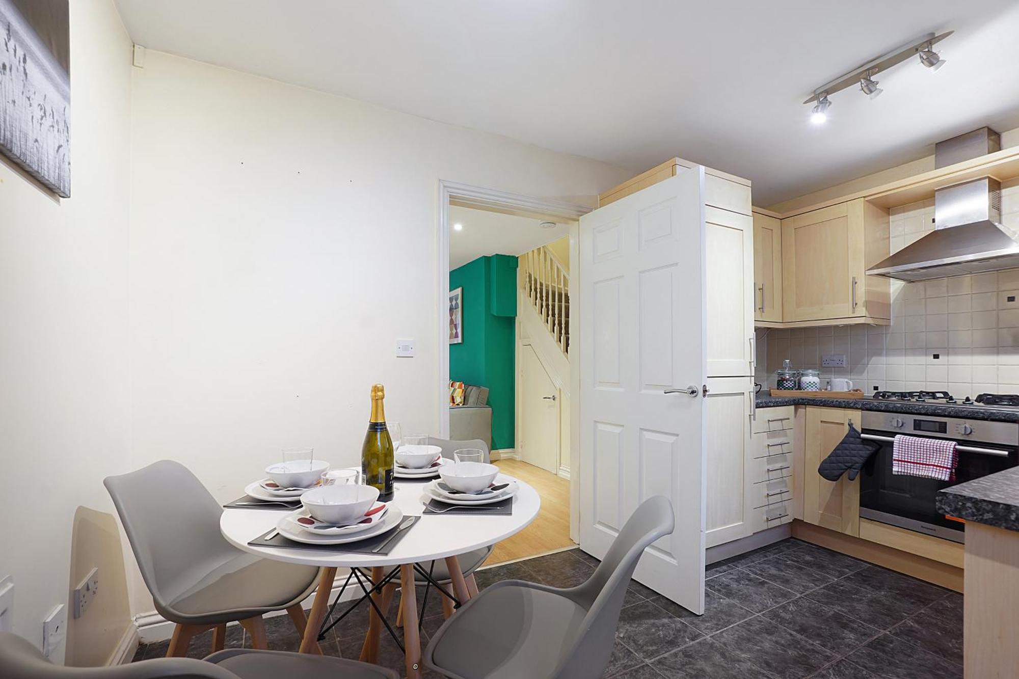 Comfortable Stylish Townhouse In Ashford Sleeps 5 Netflix 2 Parking Spaces Perfect For Contractors And Families Eksteriør billede